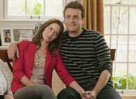 Fast verheiratet – Junges Paar hält Händchen: Emily Blunt als Violet, Jason Segel als Tom