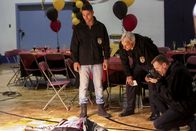 Navy CIS – Eine durchzechte Partynacht mit tödlichen Folgen: Wieso musste Bruno sterben? Noch tappen Torres (Wilmer Valderrama, l.), Gibbs (Mark Harmon, M.) und McGee (Sean Murray, r.) im Dunkeln ...