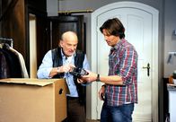 Rote Rosen – ARD ROTE ROSEN FOLGE 1731 Uhr im ERSTEN. Ben (Hakim Michael Meziani, r.) freut sich, als Single endlich genug Zeit zu haben, um mit Hannes (Claus Dieter Clausnitzer, l.) zu fachsimpeln und sein Motorrad für den Sommer aufzumotzen.