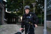 Beyond Paradise – PC Kelby Hartford (Dylan Llewellyn) hat ein besonderes Interesse daran, das Cyberkriminellen-Duo zu stellen, denn eines der Opfer ist die Großmutter der regionalen Polizeichefin.