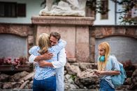 Die Landarztpraxis – (v.l.n.r.) Dr. Sarah König (Caroline Frier); Dr. Fabian Kroiß (Oliver Franck); Leo König (Katharina Hirschberg) Dateiname: 2804336.jpg; Rechtehinweis: Dieses Bild darf bis eine Woche nach Ausstrahlung honorarfrei fuer redaktionelle Zwecke und nur im Rahmen der Programmankuendigung verwendet werden. Spaetere Veroeffentlichungen sind nur nach Ruecksprache und ausdruecklicher Genehmigung der Seven.One Entertainment Group GmbH moeglich. Nicht fuer EPG! Verwendung nur mit vollstaendigem Copyrightvermerk. Das Foto darf nicht veraendert, bearbeitet und nur im Ganzen verwendet werden. Es darf nicht archiviert werden. Es darf nicht an Dritte weitergeleitet werden. Aneinanderreihung/Zusammenlegung/Kopplung von Bildern zum Zweck der Erstellung von Slide-Shows o.ä. nicht gestattet; Verbindung/Einfügen/Anfügen von Werbung nicht gestattet. Bei Fragen: foto@seven.one Voraussetzung fuer die Verwendung dieser Programmdaten ist die Zustimmung zu den Allgemeinen Geschaeftsbedingungen der Presselounges der Sender der Seven.One Entertainment Group GmbH.