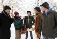 Sturm der Liebe – ARD STURM DER LIEBE FOLGE 1707 Uhr im ERSTEN. Kira (Mareike Lindenmeyer, 2.v.r.) und Martin (David Paryla, l.) versuchen, den genervten Mike (Janis Kilian Witting, M.) und seine Kumpels (Komparsen) zum Pilze sammeln zu überreden.