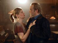 Elvis und der Kommissar – Feierabend im "Nolte Eck": Wirtin Anja (Birge Schade, l.) hat Behringer (Jan Gregor Kremp, r.) endlich einmal zu einem Tanz überreden können.