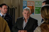 SOKO Stuttgart – Der Fall vom ermordeten Geisterjäger lässt die Gemüter nicht ruhen: war das ein Mörder aus Fleisch und Blut, wie zum Beispiel der verdächtigte Hotelbesitzer Anton Nägele (Heinz Hoenig, M.), oder sind da wirklich die bösen Mächte am Werk? Das SOKO-Team verfolgt alle, auch noch so unglaubliche, Spuren.