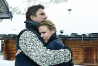 Der Bergdoktor – Martin (Hans Sigl, l.) erfährt von Greta (Franziska Weisz, r.) eine tragische Familiengeschichte und tröstet sie in ihrer Verzweiflung.