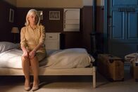 Velvet – Patricia (Miriam Giovanelli) hat heimlich ein leerstehendes Zimmer im Personaltrakt der Galerías Velvet bezogen.