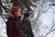 Alaska - Eisige Freiheit – Chris und Jessi Morse machen sich auf die Suche nach einem Bären, den sie bei einem Spaziergang in der Nähe ihrer Hütte entdeckt haben (National Geographic/Mike Fennell)