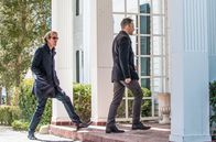 Elementary – Sherlock (Jonny Lee Miller, r.) und sein Bruder Mycroft (Rhys Ifans, l.) tun alles, um an einen gewissen Norman heranzukommen, der von einer Schweizer Bank eine Liste der reichsten Kunden gestohlen hat. Norman zu finden, ist ihre einzige Chance, Watson zu retten ...