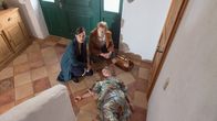 SOKO Wismar – Elisabeth Zimmermann (Dagmar Stender, liegend) wird nach einem Treppensturz in ihrem Haus tot aufgefunden. Alles deutet auf einen häuslichen Unfall hin. Doch dann entdecken Karoline Joost (Nike Fuhrmann, l.) und Helene Sturbeck (Katharina Blaschke, r.) auffällige Blutergüsse an den Unterarmen von Elisabeth Zimmermann.