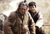 The Tiger - Legende einer Jagd – Chun Man-duk (Choi Min-sik, links) widerstrebt es, das legendäre Raubtier zu töten.