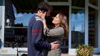 Mord mit Aussicht – ARD/WDR MORD MIT AUSSICHT (53), "Marie rennt" Uhr im ERSTEN. Marie (Katharina Wackernagel, r.) und Gisbert (Kai Schumann, l.) sind innig miteinander. Marie versucht Gisbert vor einer Dummheit zu schützen.