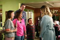 The Middle – (v.l.n.r.) Sue (Eden Sher); Frankie (Patricia Heaton); Mike (Neil Flynn); Brick (Atticus Shaffer); Pam (Kirstie Alley)