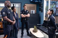 The Rookie – Officer Grey (Richard T. Jones, l.), Officer Harper (Mekia Cox, 2.v.l.) und Officer Bradford (Eric Winter, 2.v.r.) halten Celina (Lisseth Chavez, r.) eine eindringliche Standpauke, nachdem sie eigenmächtig einen Informanten aufgesucht hat – wird ihr riskantes Handeln Konsequenzen nach sich ziehen?