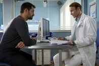 In aller Freundschaft – Dr. Martin Stein (Bernhard Bettermann, rechts) soll den vermögenden Geschäftsmann, Enes Ceylan (Bülent Sharif) am Herzen operieren. Dieser will sich in die Hände des Besten begeben und die Voruntersuchungen sind ohne Komplikationen abgeschlossen. Doch nun bittet Enes um die Vorverlegung seines OP-Termins. Martin fühlt sich zwar sehr geschmeichelt, dass Enes ihn ausgesucht hat, doch er muss ablehnen. In den OP-Plan wird er nicht eingreifen.