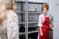 Sturm der Liebe – Larissa (Anna Karolin Berger, l.) fordert Fanny (Johanna Graen, r.) wütend auf, Kilian in Ruhe zu lassen.