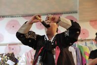 I Wouldn't Go In There – Seoul, Südkorea: Mudang, Lim Deok Yeong leckt Messer als Teil des schamanischen Rituals, auch bekannt als Kut. (Bildnachweis: National Geographic Channels/Gus Agustin Montealto)