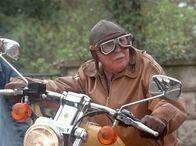 In aller Freundschaft – Friedrich Steinbach (Fred Delmare) auf Sebastians Motorrad.