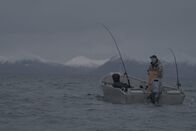 Alaska - Eisige Tradition – Marvin Agnot und sein Neffe Justin Phillips angeln gemeinsam in der Bucht. (National Geographic/Tyler Rodriguez)