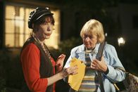 Desperate Housewives – Nach alldem, was vorgefallen ist, heuert Mrs. McCluskey (Kathryn Joosten, r.) ihre Schwester Roberta (Lily Tomlin, l.) an, um etwas über Dave herauszufinden ...