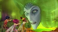 Mia and me - Abenteuer in Centopia – Nach dem Sieg über Rixel und Gargona stehen Mia (Mitte) und ihre Freunde Yuko (re.) und Mo (li.) in den Höhlen von Funtopia dem Dunklen Elf gegenüber.