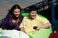 Modern Family – Gloria (Sofia Vergara) und Manny (Rico Rodriguez) haben Spaß im Disneyland.