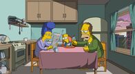 Die Simpsons – Marge (l.) und Homer (r.) erinnern sich mit Wehmut an ihre Zeit ohne Kinder und die riesigen Veränderungen, die Barts (M.) Geburt mit sich gebracht hat ...