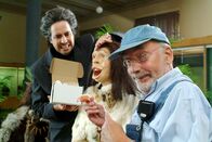 Löwenzahn Classics – Geschafft! Die Neandertalerin bekommt ein Gebiss vom Anthropologen (Matthias Diem, l.). Doch ist es auch das Richtige? Peter (Peter Lustig) scheint da was verwechselt zu haben.
