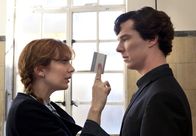 Sherlock – Einsfestival SHERLOCK - DER REICHENBACHFALL (6/9), "Sherlock - The Reichenbach Fall", Großbritannien 2011, Regie Toby Haynes Uhr. Die Journalistin Kitty (Katherine Parkinson) versucht, Holmes (Benedict Cumberbatch) für eine Exklusivstory zu gewinnen.