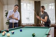 Sturm der Liebe – Bei einem Billard-Spiel erfährt Robert (Lorenzo Panaté, l.) von Joshuas (Julian Schneider, r.) Vergangenheit.