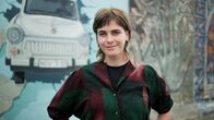 Ostkinder – Dass viele Unterschiede zwischen Ost und West von ihrer Generation erfolgreich eingeebnet wurden, findet Julia Lorenz, Jahrgang 1991, gut. Diese nun wieder zu schärfen, gar zu romantisieren, findet sie jedoch fahrlässig. Die aus Zwickau stammende Journalistin lebt heute in Berlin.