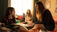 M3GAN – L-R: Cady (Violet McGraw), M3gan (Amie Donald), Gemma (Allison Williams)