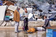 Die Rosenheim-Cops – Pathologin Sandra Mai (Sina Wilke, M.) klärt die Kommissare Stadler (Dieter Fischer, l.) und Hansen (Igor Jeftić, r.) über die Todesursache auf.