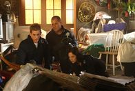 CSI: Vegas – v.li.: Greg (Eric Szmanda), Nick (George Eads) und Sara (Jorja Fox) auf Spurensuche