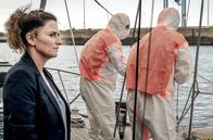 Die Rückkehr – Mira (Janne Desmet) schaut sich den Tatort, das Segelboot „Beau Séjour“, genauer an. Alles deutet auf einen Selbstmord von Maurice hin, oder täuscht der erste Eindruck?