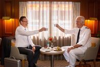 Das Traumschiff – Oskar Schifferles (Harald Schmidt, r.) und Jens Kesslers (Ingolf Lück, l.) Konkurrenzkampf um die Aufmerksamkeit von Dr. Delgado scheint beendet.