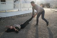 The Rookie – Lucy Chen (Melissa O’Neil) versucht, aus den Fängen von Caleb Wright (Michael Cassidy) zu entkommen, aber sie wird von ihm erneut überwältigt.