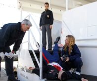 Navy CIS – Marine First Lieutenant Jeremy Nolan (Wes Brown, liegend) wird an Bord eines Dinner-Schiffes, wo man seine Heimkehr aus Afghanistan feiert, erschossen. Gibbs (Mark Harmon, l.), Ziva (Cote de Pablo, M.) und Agent Abigail Borin (Diane Neal, r.) beginnen sofort mit den Ermittlungen ...