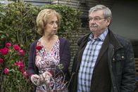 Rentnercops – SENDER: ARD - SENDETITEL: Rentnercops, Folge 16 - UNTERTITEL: Immer wieder geht die Sonne auf - CAPTION: ARD RENTNERCOPS, 16 neue Folgen, Folge 16 "Immer wieder geht die Sonne auf"50 Uhr im Ersten..Heidrun (Verena Plangger, l.) merkt sofort, dass Günter (Wolfgang Winkler, r.) ein Problem hat - er ist mit den Gedanken ganz woanders..
