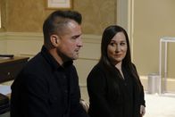 MacGyver – Tut alles, um den Mörder der Patentochter seiner Chefin Matty Webber (Meredith Eaton, r.) zu finden: Jack Dalton (George Eads, l.)