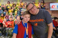 1, 2 oder 3 – Kamerakind Jean aus Mönchengladbach/ Deutschland mit Elton.