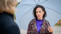 Sturm der Liebe – Nicole (Dionne Wudu, hinten) ist irritiert, als Michael (Erich Altenkopf, vorne) ungewöhnlich hart auf Yvonne und Eriks Trennung reagiert.; ARD STURM DER LIEBE FOLGE 4324 Uhr im ERSTEN. Nicole (Dionne Wudu, hinten) ist irritiert, als Michael (Erich Altenkopf, vorne) ungewöhnlich hart auf Yvonne und Eriks Trennung reagiert.