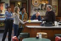 Superior Donuts – Randy (Katey Sagal, l.), Maya (Anna Baryshnikov, 2.v.l.) und Tush (David Koechner, 2.v.r.) können nicht verstehen, warum Arthur (Judd Hirsch, r.) Franco (Jermaine Fowler, M.) nicht mit dem Geld des Ladens zur Bank gehen lässt. Steckt mehr dahinter, als alle glauben?