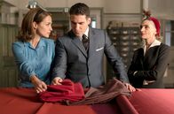 Velvet – Ana und Isabel zeigen Alberto die Stoffe für die Airsa-Uniformen (von li nach re: Paula Echevarría, Miguel Ángel Silvestre, Angela Molina).