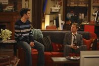 How I Met Your Mother – Als Robin von Don gefragt wird, ob sie zu ihm ziehen will, hält Robin es für an der Zeit, dass Ted (Josh Radnor, l.) und Barney (Neil Patrick Harris, r.) endlich ihren neuen Freund kennenlernen ...