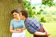 Father Brown – Henry Gibbs (Gareth Jewell, r.) bedrängt Emily (Georgina Leonidas, l.). Kurze Zeit später ist er tot.