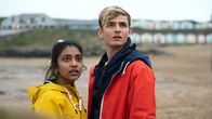 Alex Rider – Alex (Otto Farrant) will den Kopf frei kriegen und trifft während seines spontanen Surftrips auf Sabina (Charithra Chandran). Doch dann weckt ein gefährliches Ereignis böse Erinnerungen.
