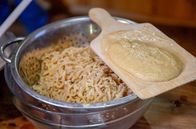 Zu Tisch ... – Eine schwäbische Spezialität sind Eierspätzle vom Brett: „Gscherrte Spätzle“.