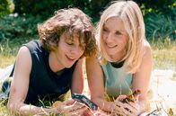 Im letzten Sommer – Anne (Léa Drucker) verbringt immer mehr Zeit mit ihrem Stiefsohn Théo (Samuel Kircher).