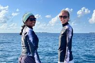 360° Reportage: Malediven, im Rhythmus der Riffmantas – Elspeth Strike (re.) und ihre Kollegin Nuha Rasheed (li.) erforschen das Verhalten und die Vorkommen der Mantarochen für die britische Schutzorganisation Manta Trust.