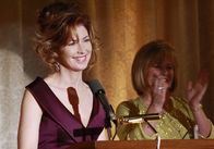 Desperate Housewives – Katherine (Dana Delany, l.) übergibt den Founder's Award - zum Ärger von Bree ...